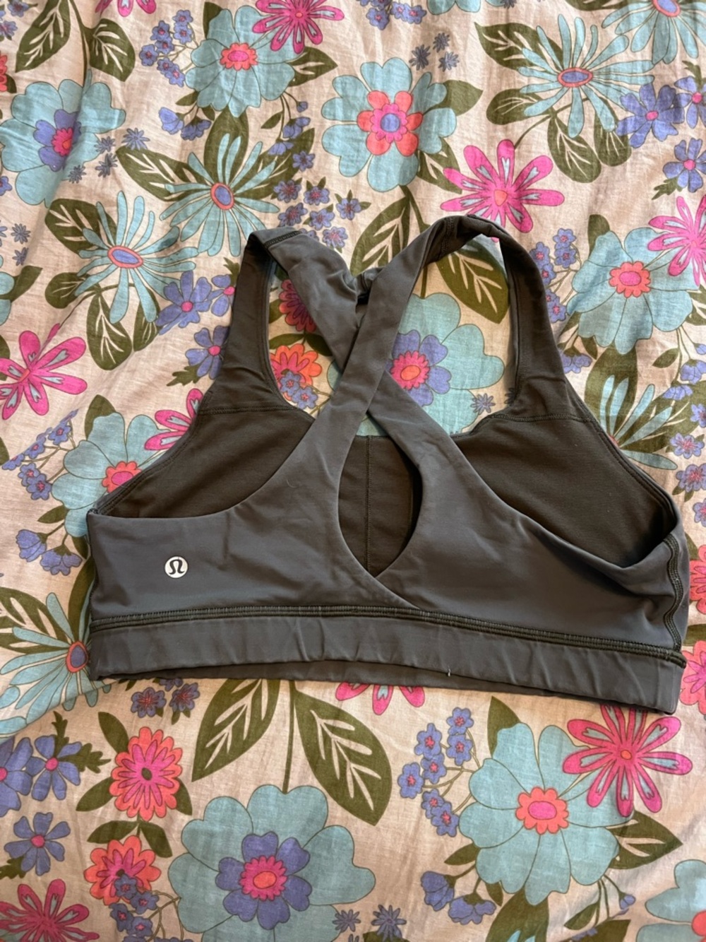 Lululemon Women’s gray Crisscross Back Sports Bra women’s size 8 - Picture 3 of 4